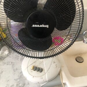 imPRESS Black and White Table Fan